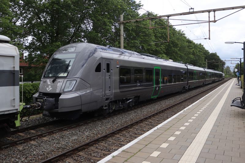 Gloednieuwe Zweedse Civity door Nederland getrokken